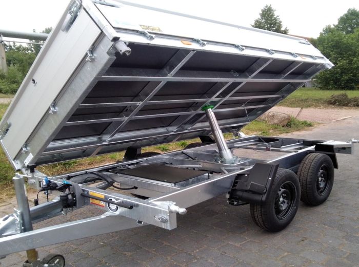 Ein Hapert Cobalt HM 2e Anhänger mit einem großen Metallkasten auf der Rückseite, ideal für den Transport von Gütern