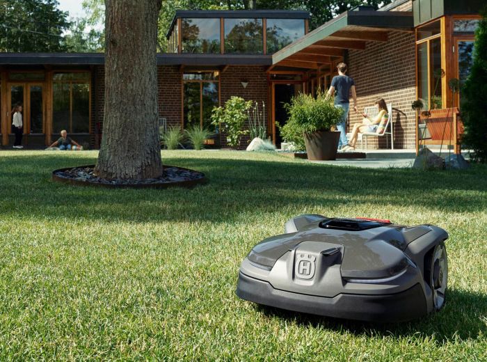 Ein Husqvarna 305 Rasenmäher-Roboter arbeitet effizient im Garten und sorgt für einen gepflegten Rasen