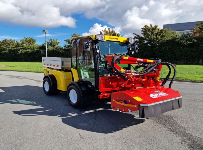 Traktor Multihog CX mit großem roten und gelben Behälter, perfekt für landwirtschaftliche Tätigkeiten