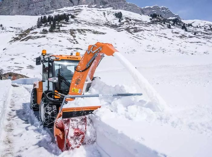 Der Multihog MX Turbo wird eingesetzt, um Schnee effizient zu beseitigen