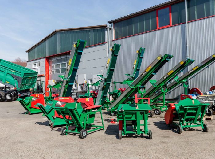 Verschiedene Maschinen und Geräte vor einem Gebäude während der Oehler Maschinentage Ausstellung