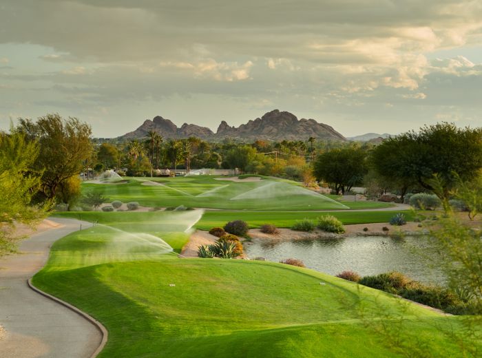 Golfplatz mit Teich und Wasserfontäne, ausgestattet mit einem Toro Sprinkler für optimale Bewässerung